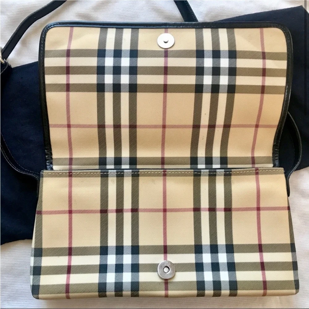 Burberry Cream and Black Shoulder Bag with Iconic Design Y2K HTF - Picture 2 of 4